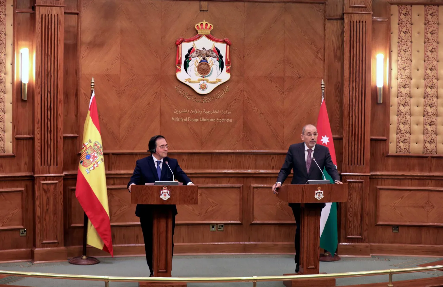 وزير الخارجية الأردني أيمن الصفدي ونظيره الإسباني خوسيه مانويل ألباريس يعقدان مؤتمراً صحافياً مشتركاً عقب اجتماعهما في عمان (إ.ب.أ)