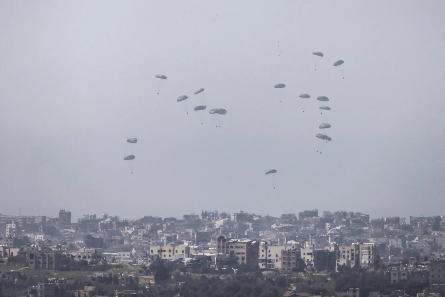 الطائرات الجوية الدولية تقوم بإسقاط مساعدات إنسانية للفلسطينيين في شمال قطاع غزة وسط الحرب الإسرائيلية (د.ب.أ)