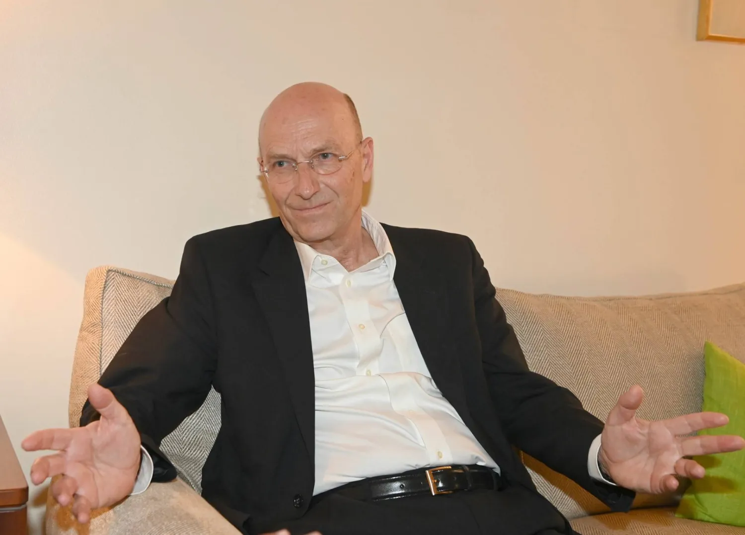 نائب وزير الخارجية السويدي لدى حديثه لـ«الشرق الأوسط»... (تصوير: بشير صالح)