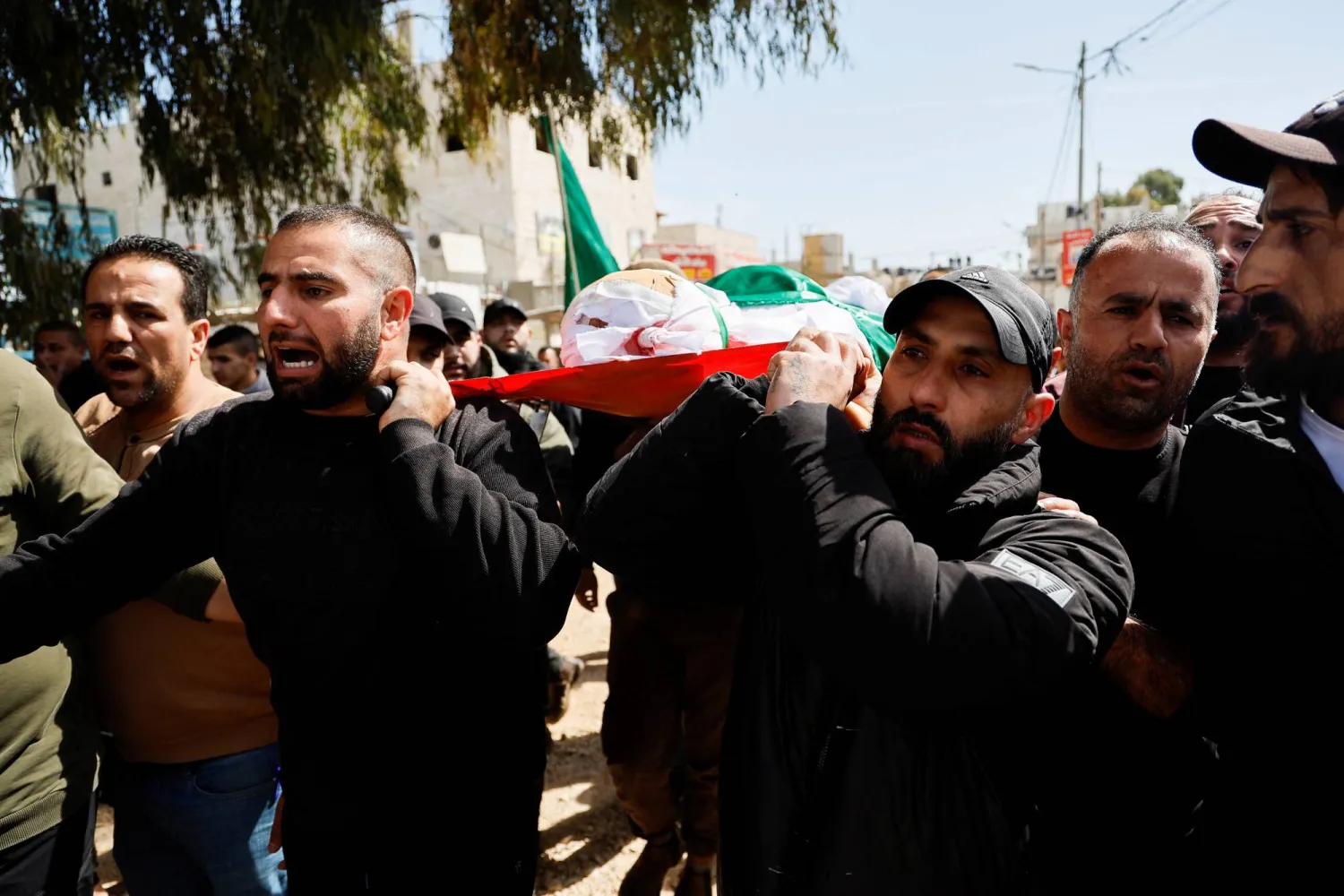 مشاركة العشرات في تشييع الشابين في مخيم جنين (رويترز)