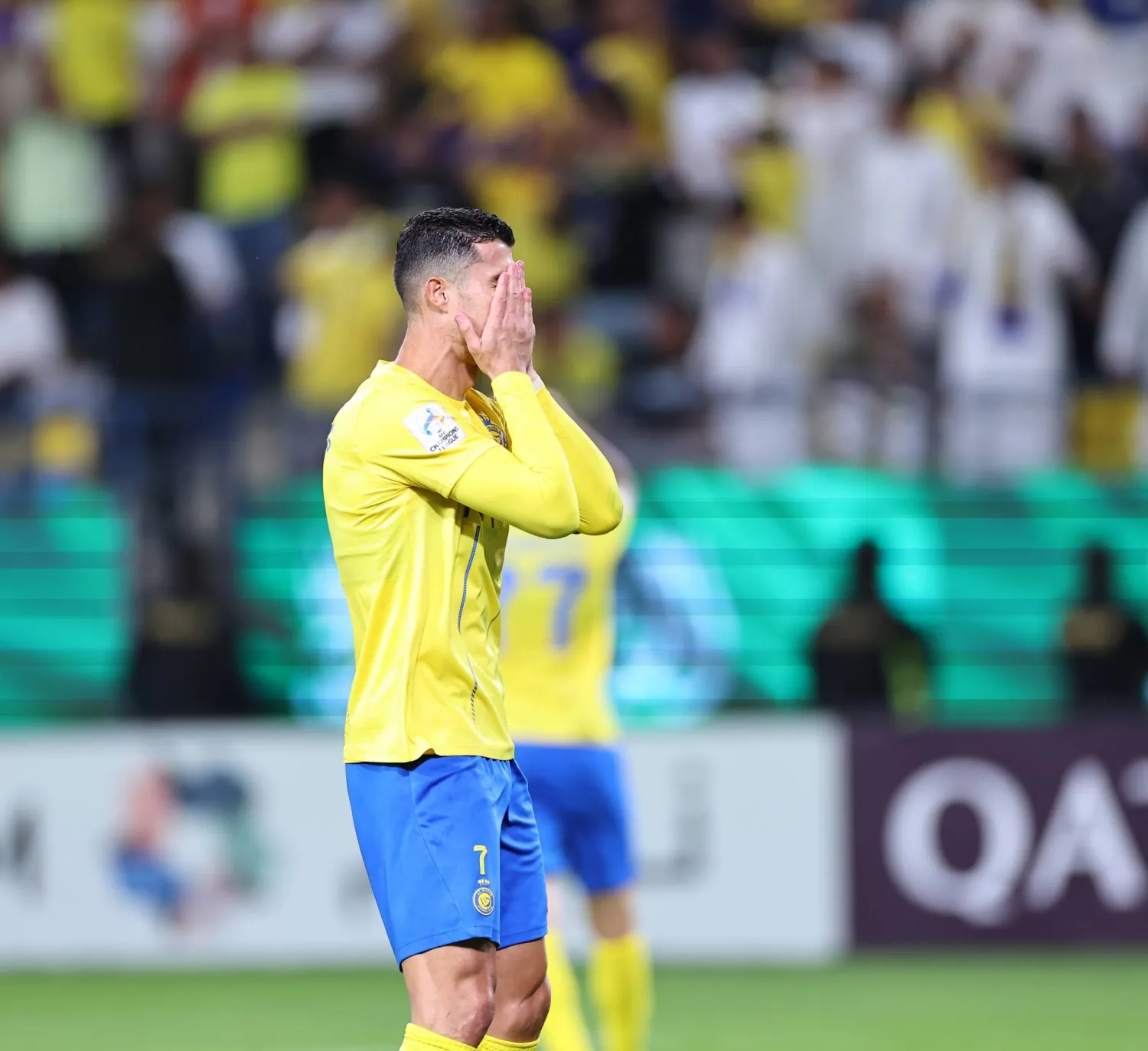 رونالدو متحسراً عقب الخروج الآسيوي (تصوير: صالح الغنام)