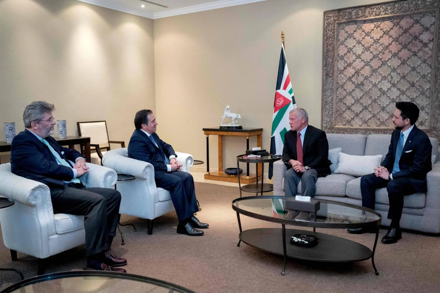 الملك عبد الله الثاني خلال استقباله وزير الخارجية الإسباني في عمّان اليوم (الديوان الملكي الأردني - أ.ف.ب)