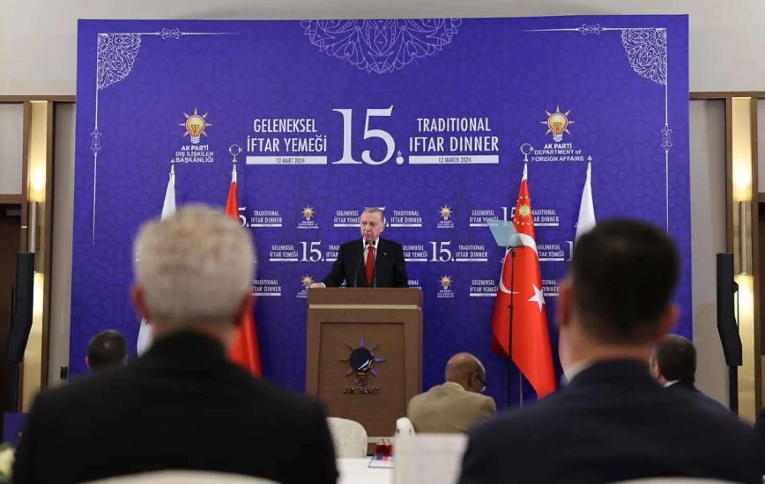 إردوغان متحدثا أمام السفراء الأجانب خلال إفطار في مقر حزب العدالة والتنمية الحاكم مساء الثلاثاء ( الرئاسة التركية) 