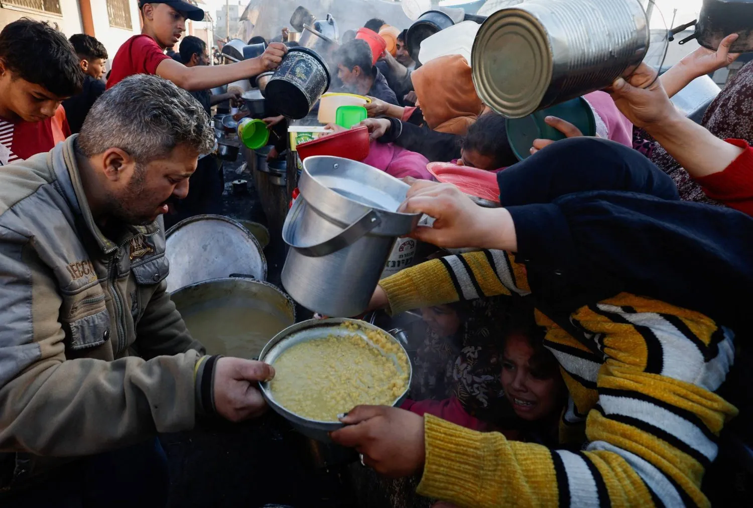 Filistinliler, Ramazan ayında şiddetli gıda kıtlığının ortasında yiyecek almayı bekliyor (Reuters)