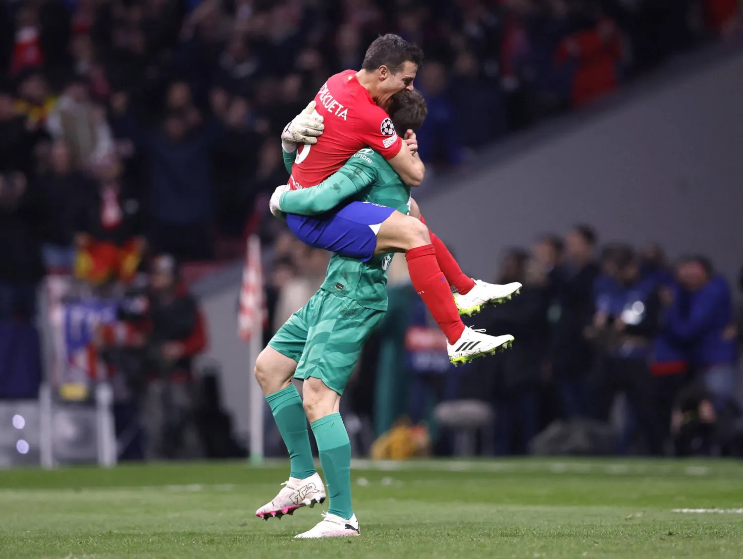 ازبيليكويتا يحتفل مع الحارس أوبلاك بعد انتصار أتلتيكو مدريد بالترجيحية (رويترز)