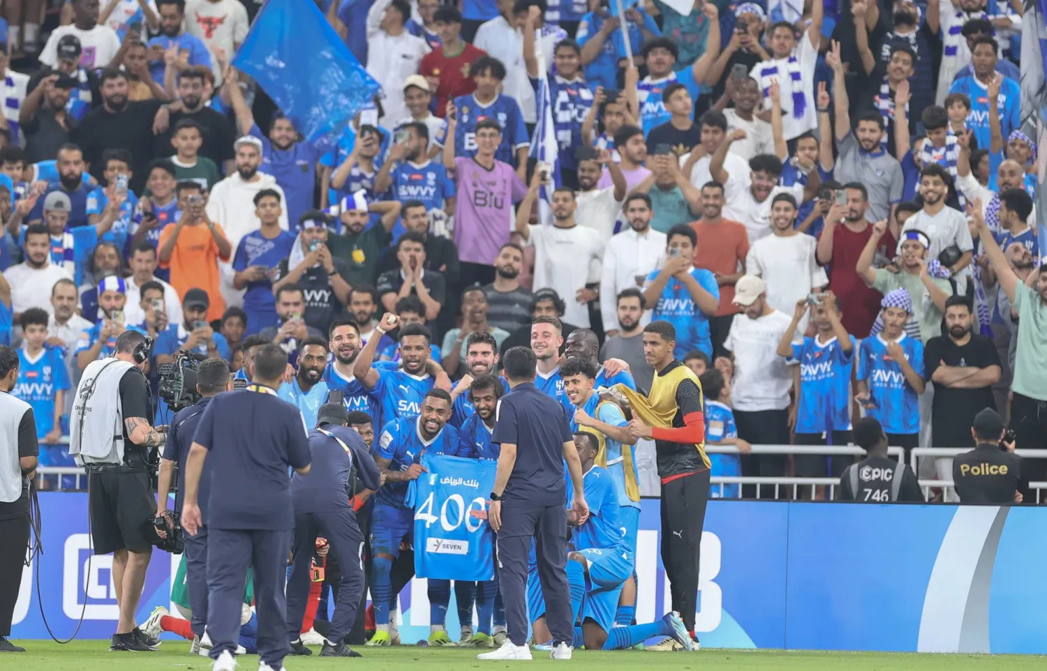 الهلاليون احتفلوا أيضا ببلوغ زميلهم ياسر الشهراني المباراة رقم 400 بالقميص الأزرق (تصوير: عدنان مهدلي)