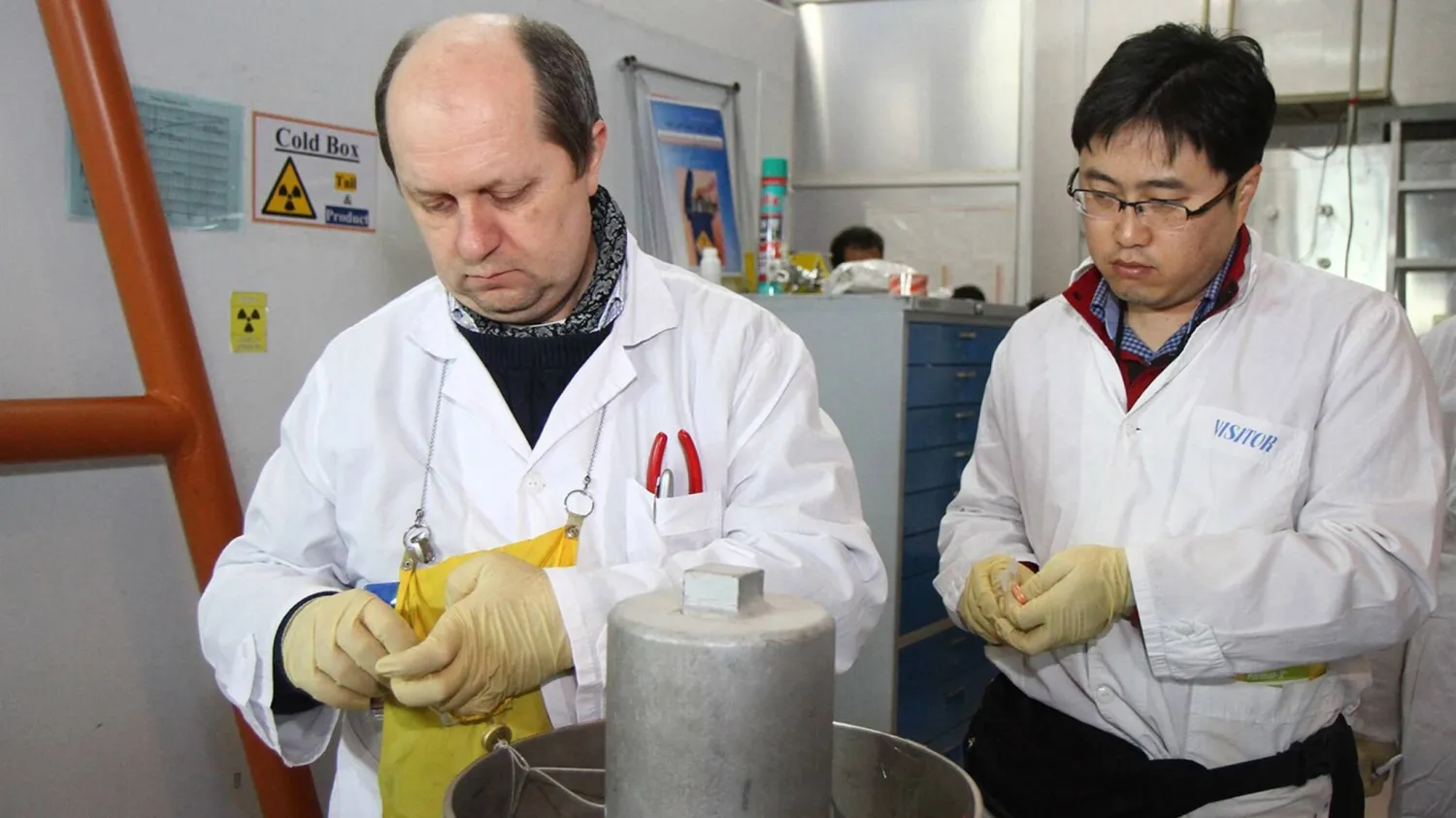 An international inspector conducts an examination at the Natanz nuclear plant, January 2014 (AFP)