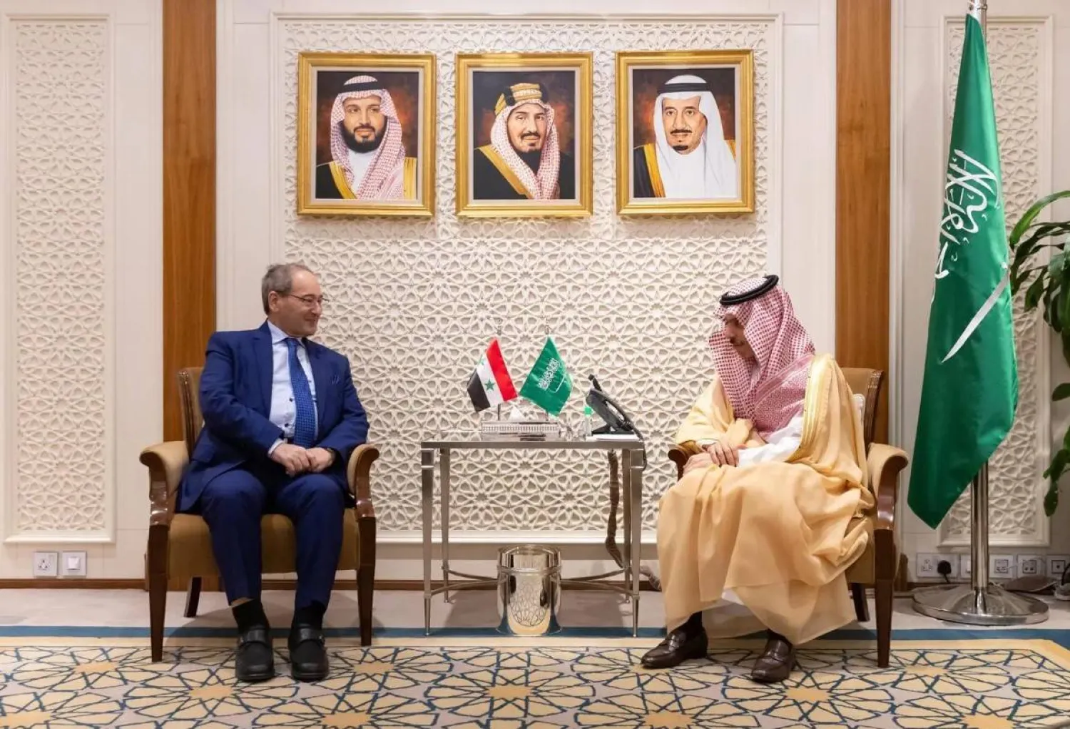 الأمير فيصل بن فرحان خلال استقباله د.فيصل المقداد في مقر وزارة الخارجية بالرياض (واس)