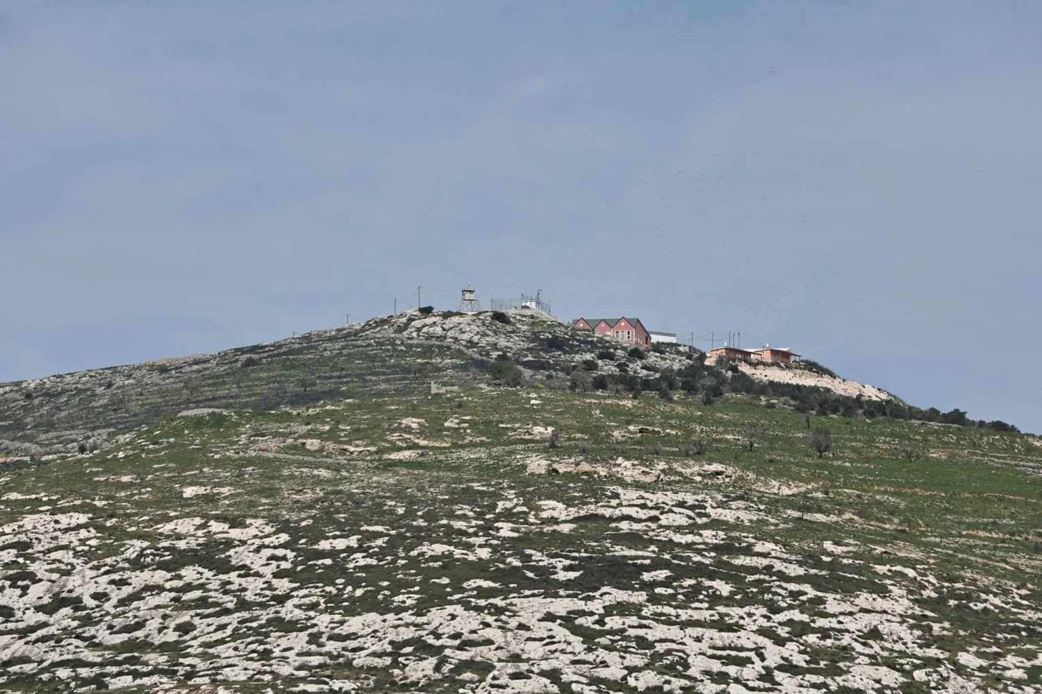 مستوطَنة «يتسهار» الإسرائيلية بالقرب من بلدة حوارة في الضفة الغربية المحتلة (أ.ف.ب)