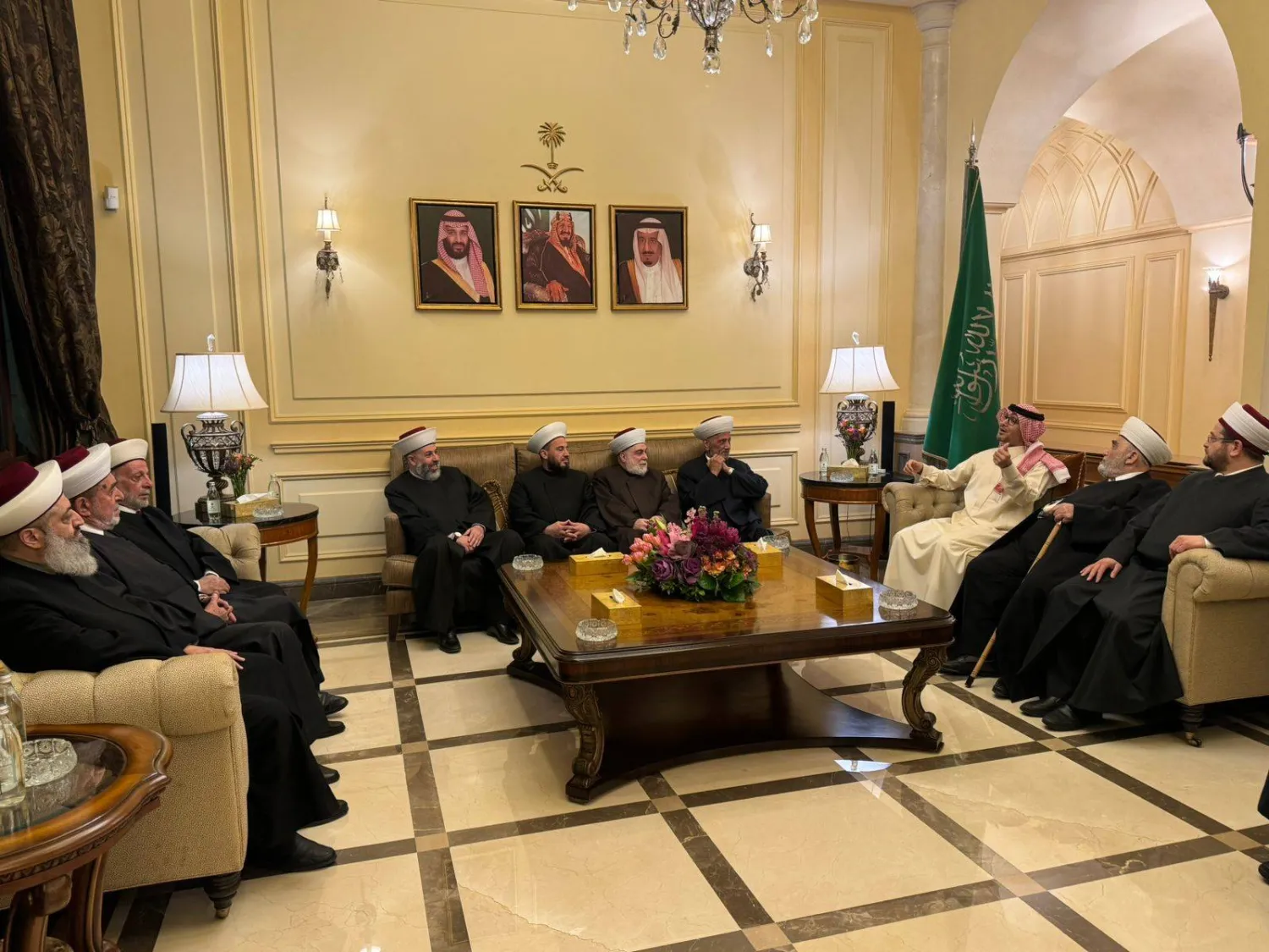 خلال الإفطار الذي دعا إليه السفير بخاري المفتي دريان ومفتي المناطق (دار الإفتاء)