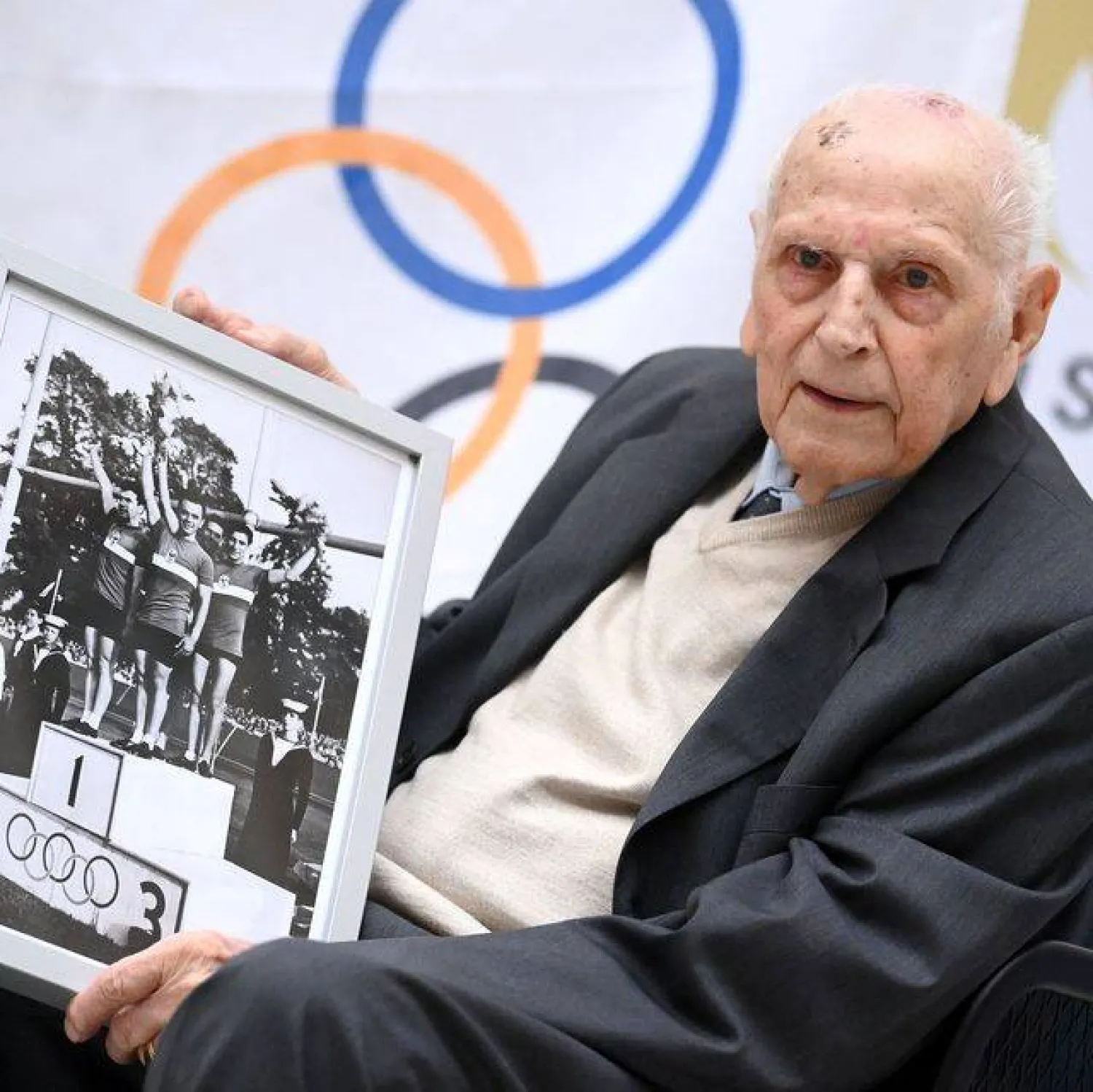 بطل الدراجات شارل كوست (وسائل إعلام فرنسية)