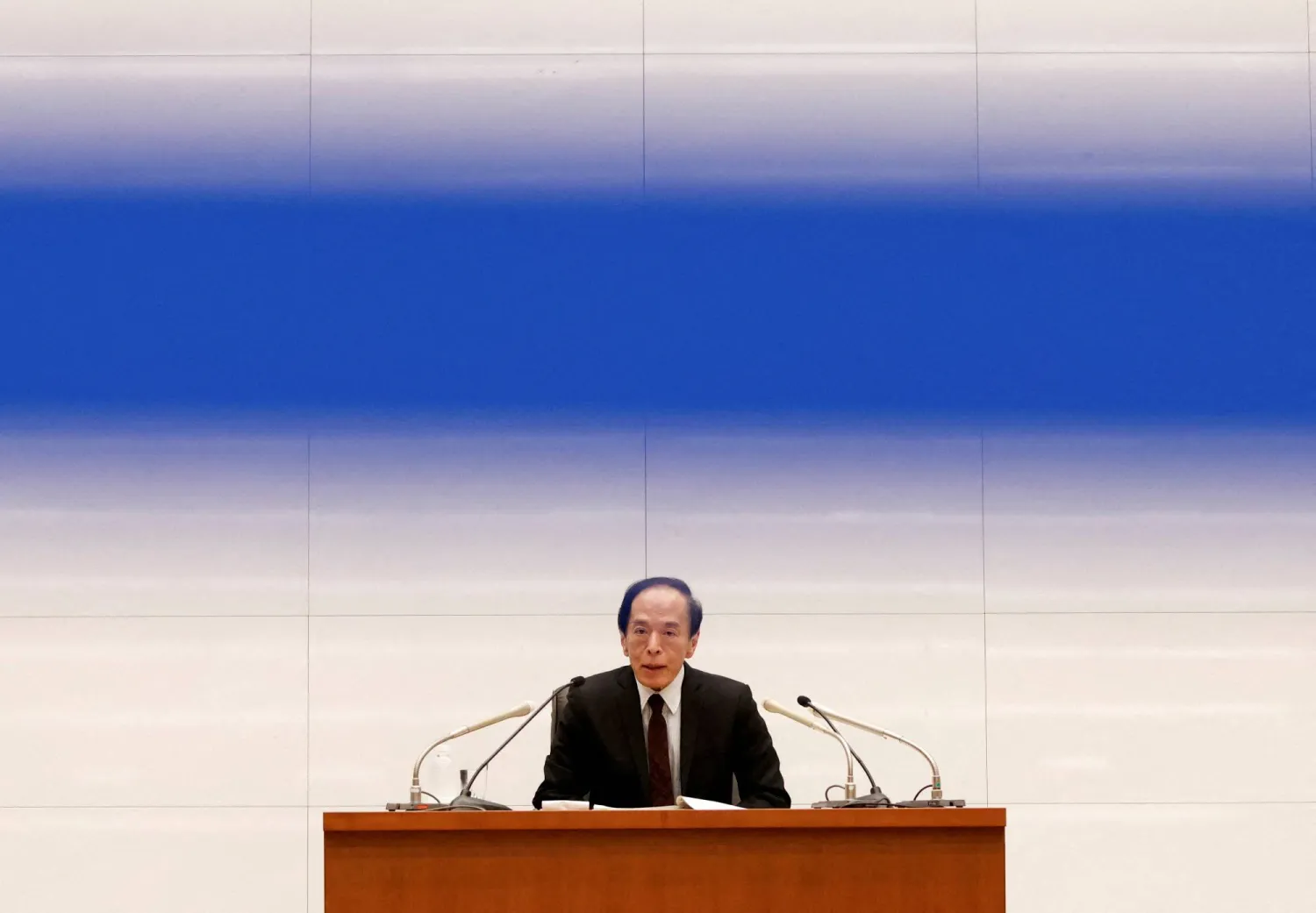 محافظ «بنك اليابان» في مؤتمر صحافي بعد اجتماع السياسة النقدية في مقر البنك في طوكيو 19 ديسمبر 2023 (رويترز)