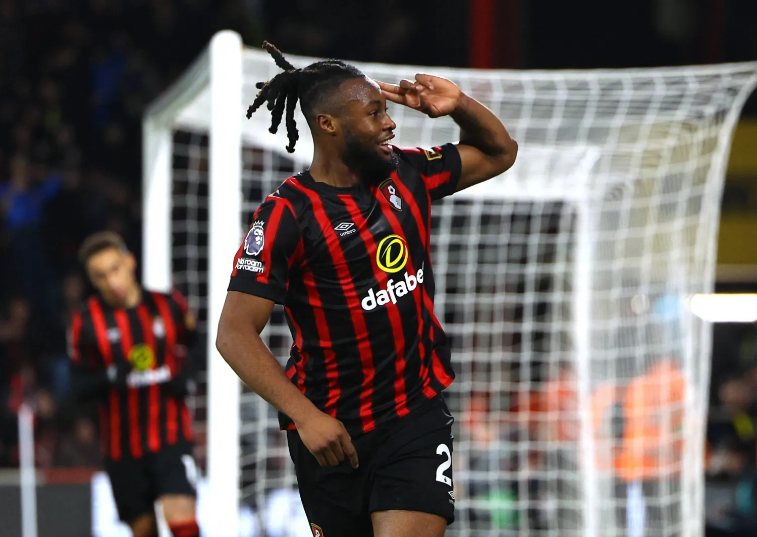 سيمنيو يحتفل بتسجيل هدف بورنموث الرابع في مرمى لوتون (رويترز)