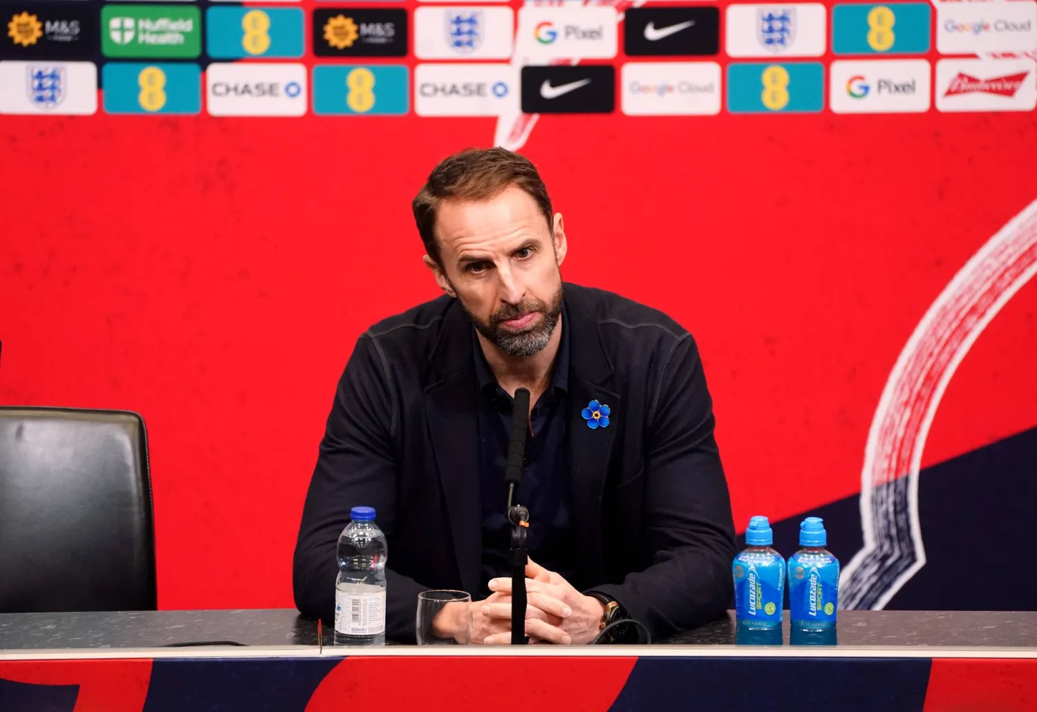 ساوثغيت لحظة إعلانه تشكيلة إنجلترا (د.ب.أ)