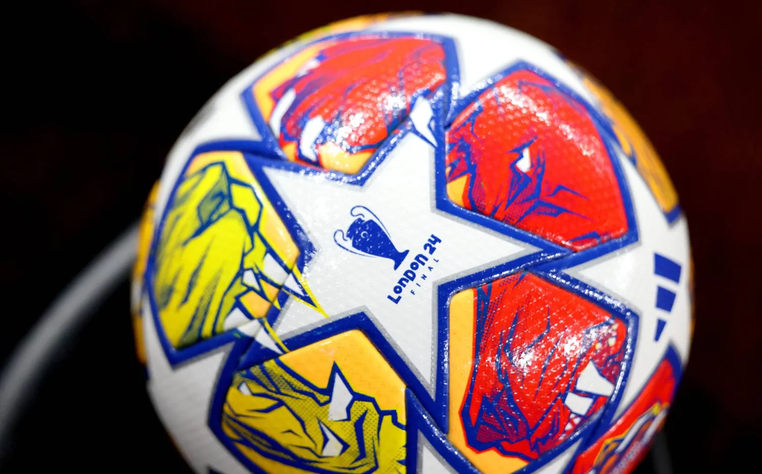 كرة دوري الأبطال حيث ينتظر إقامة النهائي في ويمبلي (إ.ب.أ)