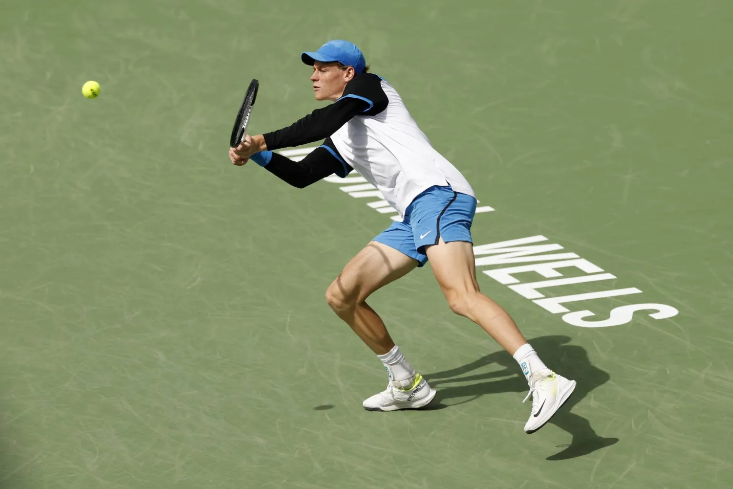 يانيك سينر خلال مواجهة التشيكي ييري ليكا ضمن منافسات انديان ويلز (إ.ب.أ)