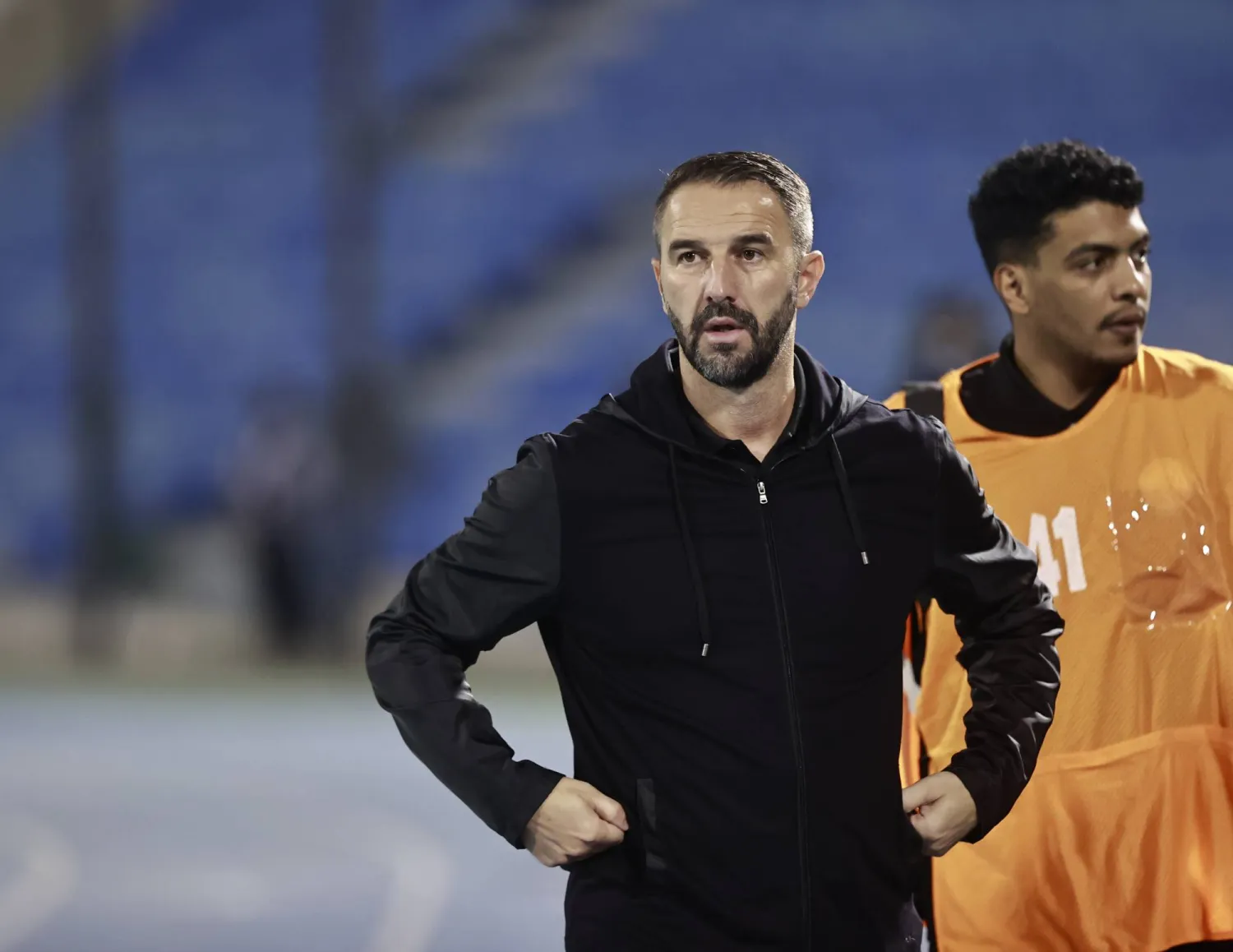 مارتن سيفيلا مدرب فريق الأخدود (تصوير: عيسى الدبيسي) 