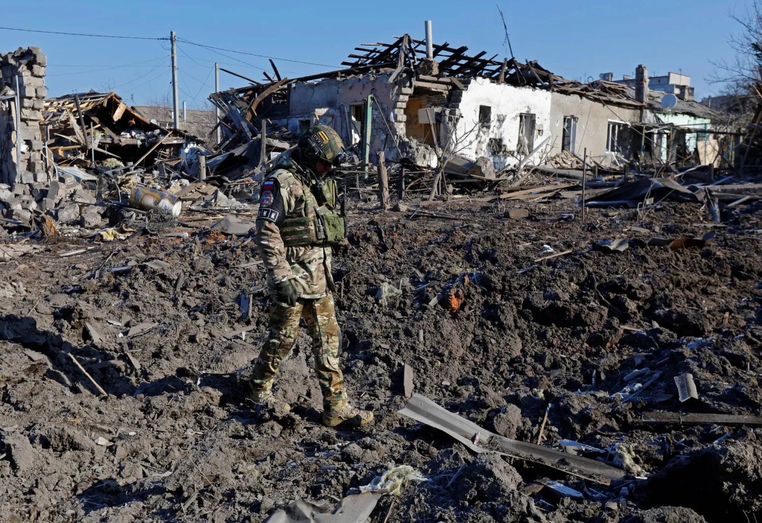 جندي يتفقد حفرة أعقبت ما تقول السلطات المحلية التي نصبتها روسيا إنها ضربة عسكرية أوكرانية على مشارف ماكييفكا في دونيتسك (رويترز)