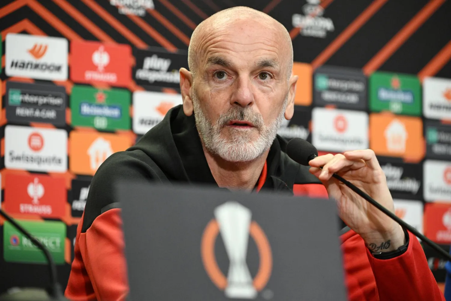 بيولي مدرب «إي سي ميلان» الإيطالي خلال المؤتمر الصحافي (د.ب.أ)