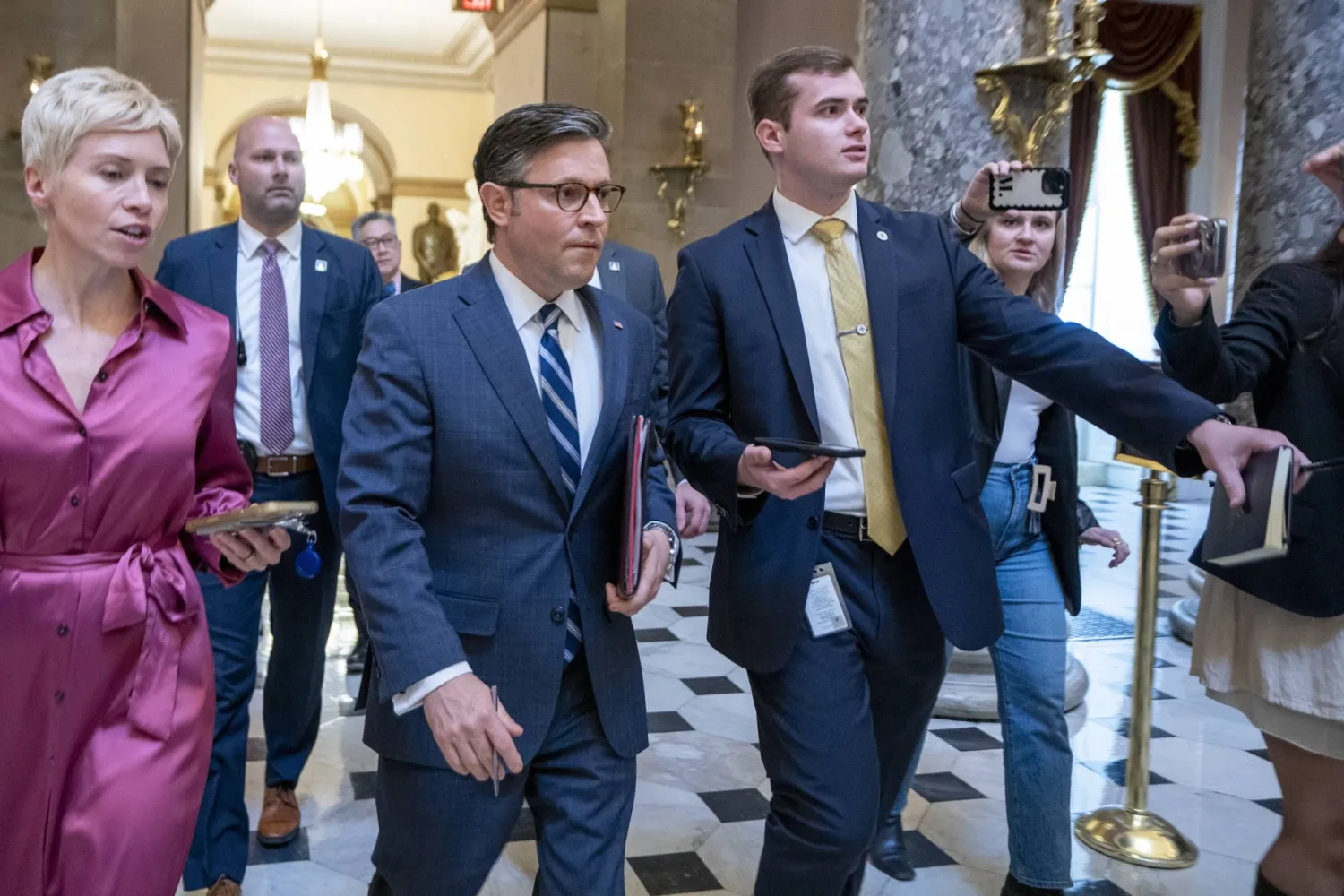 رئيس مجلس النواب الأميركي مايك جونسون قبيل تحدثه مع الصحافيين (إ.ب.أ)