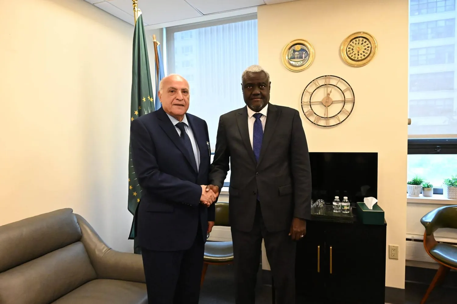وزير خارجية الجزائر مع رئيس مفوضية الاتحاد الأفريقي (الخارجية الجزائرية)