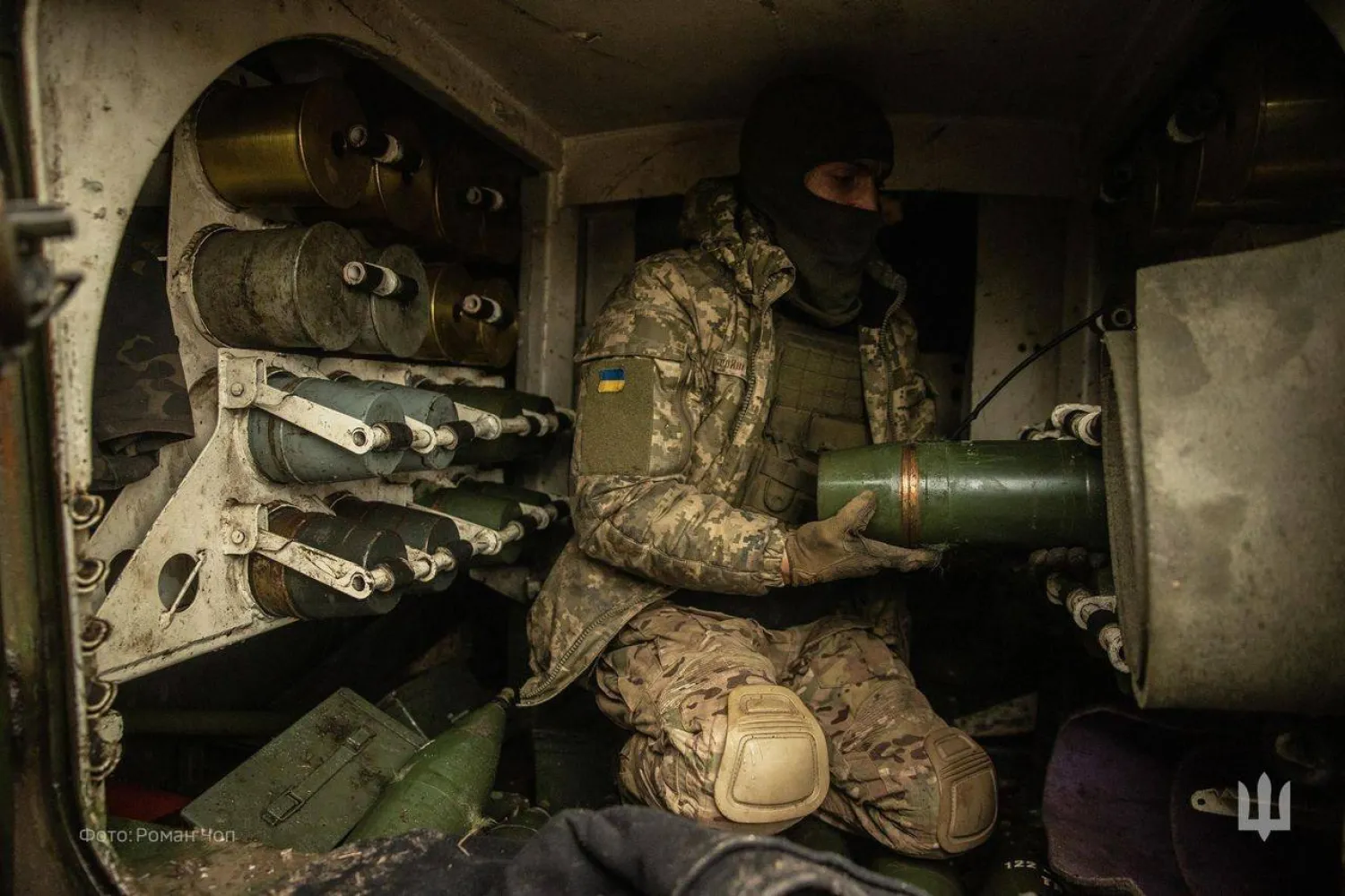 جندي أوكراني يحمل قذيفة مدفعية (قناة الرئيس الأوكراني عبر تلغرام)