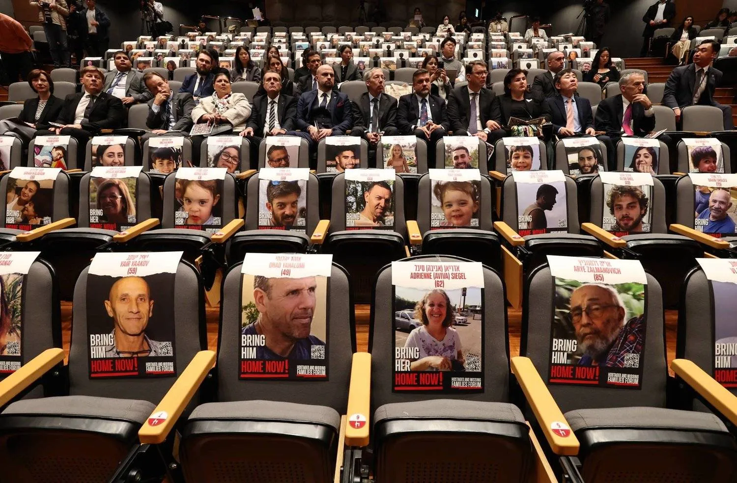 صور الرهائن الذين تحتجزهم حركة «حماس» معلقة على المقاعد خلال حفل موسيقي نظّمته السفارة الإسرائيلية في سيول (إ.ب.أ)