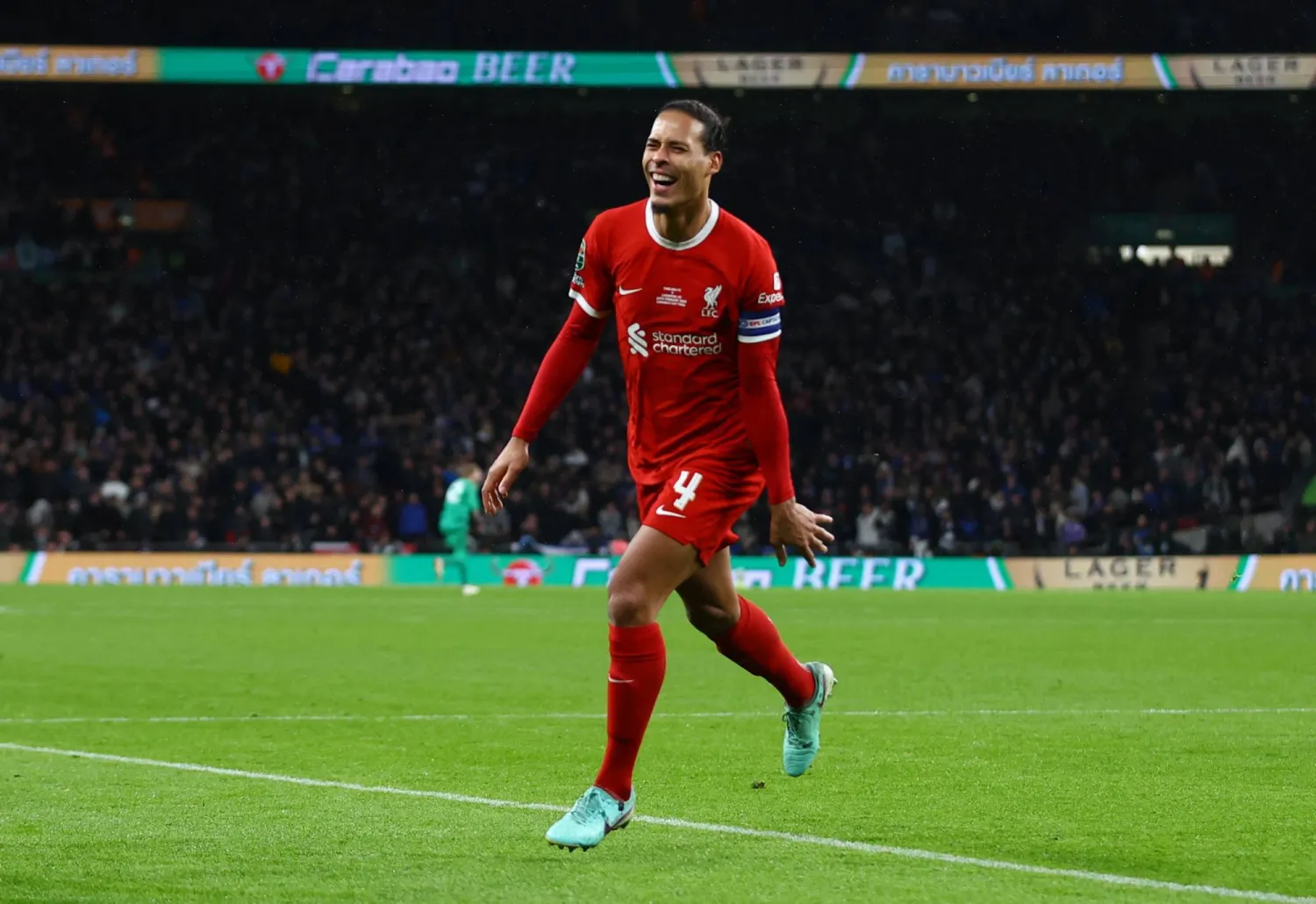 فان دايك منح ليفربول الفوز بكأس الرابطة ويتطلع للقب كأس إنجلترا (رويترز)