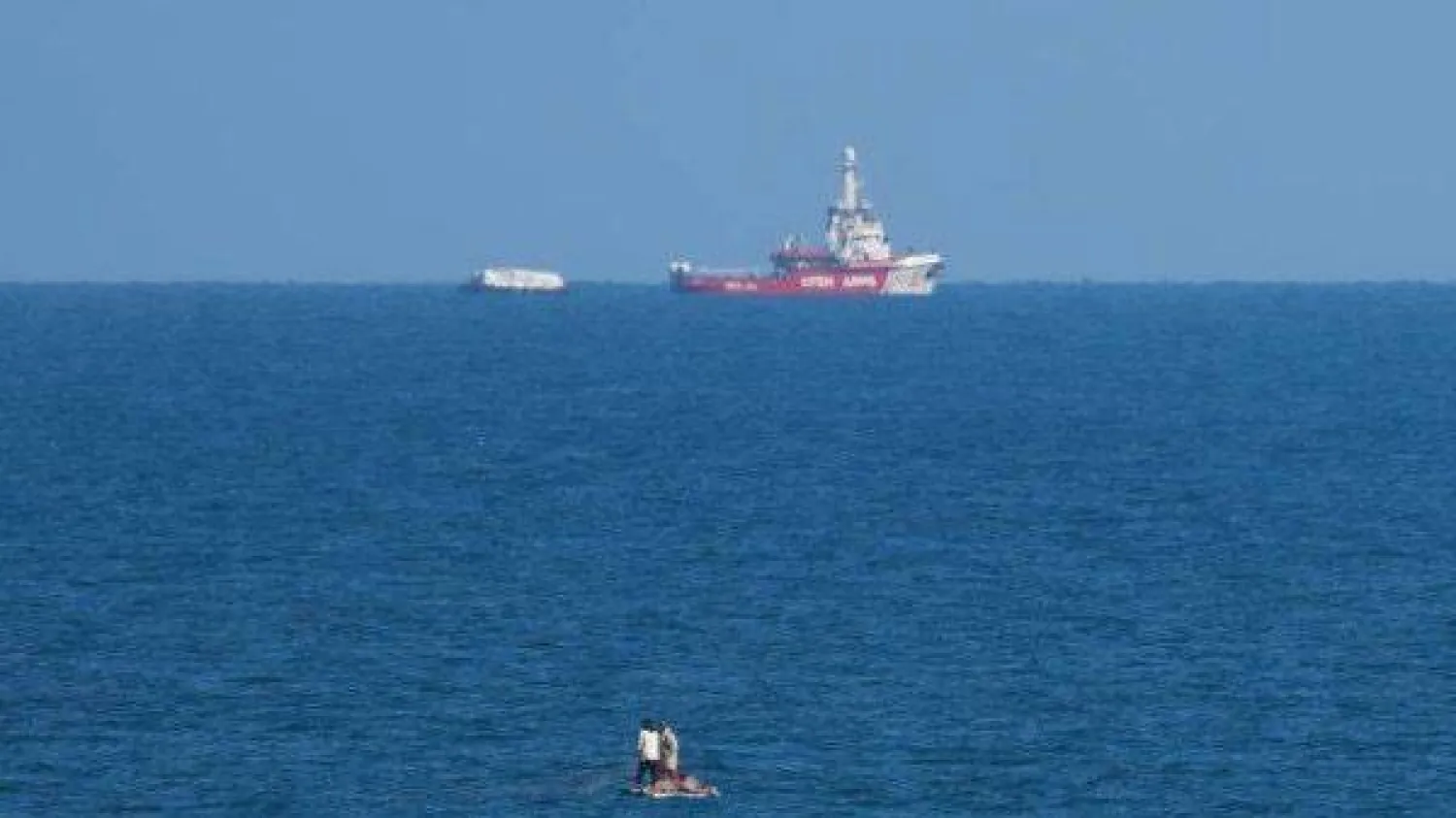 أول شحنة مساعدات غذائية منقولة بحراً إلى قطاع غزة (إكس)