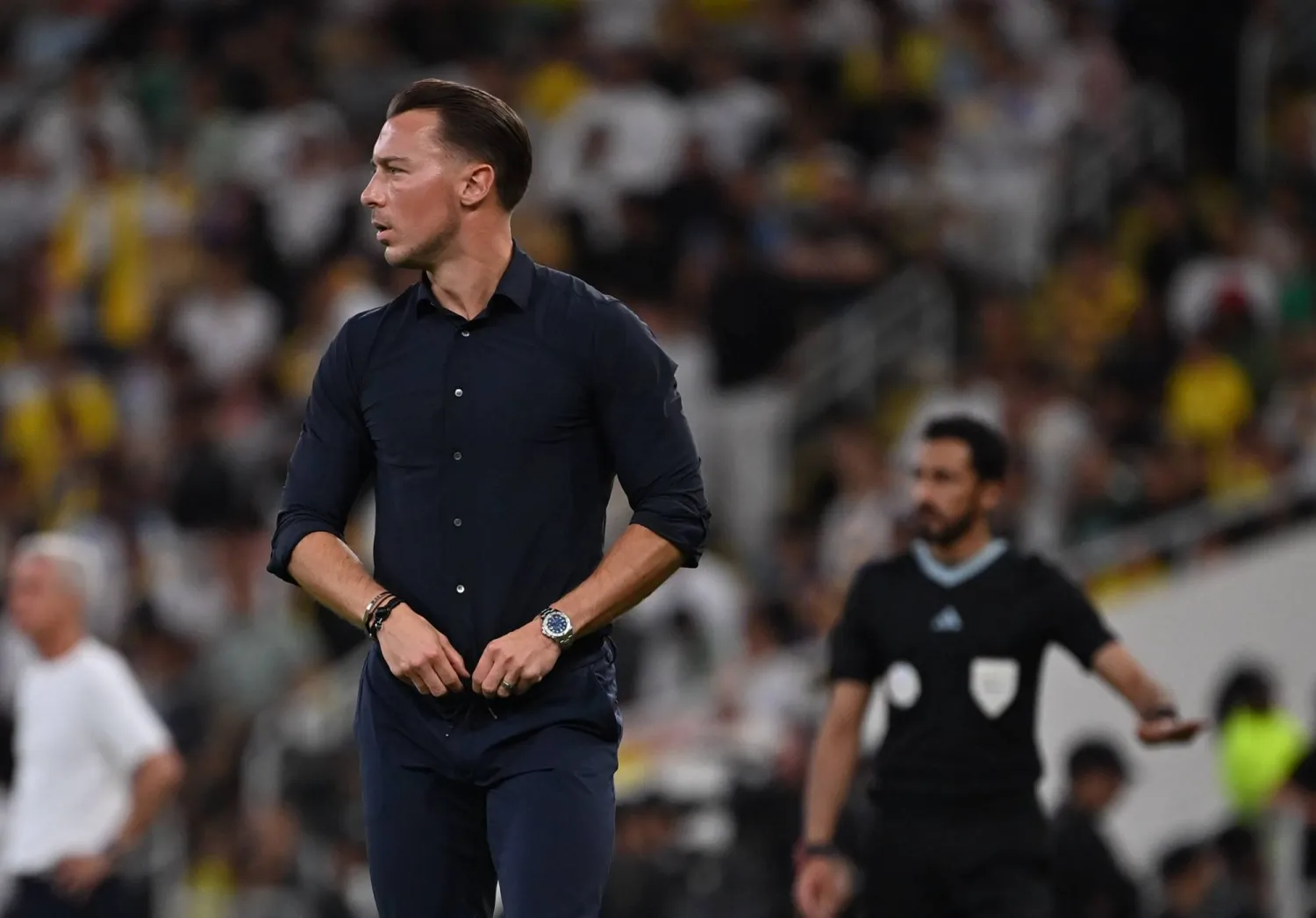 يايسله مدرب فريق الأهلي (تصوير: علي خمج) 