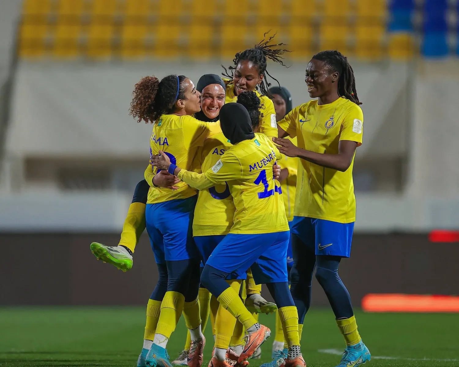 لاعبات النصر يحتفلن بأحد أهدافهن أمام الهلال (الشرق الأوسط)