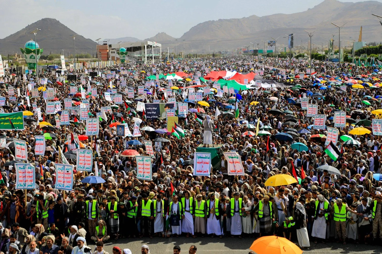 Husi liderinin her hafta cuma günü gösteri çağrısına yanıt olarak Sana'da düzenlenen bir Husi eylemi. (AFP)