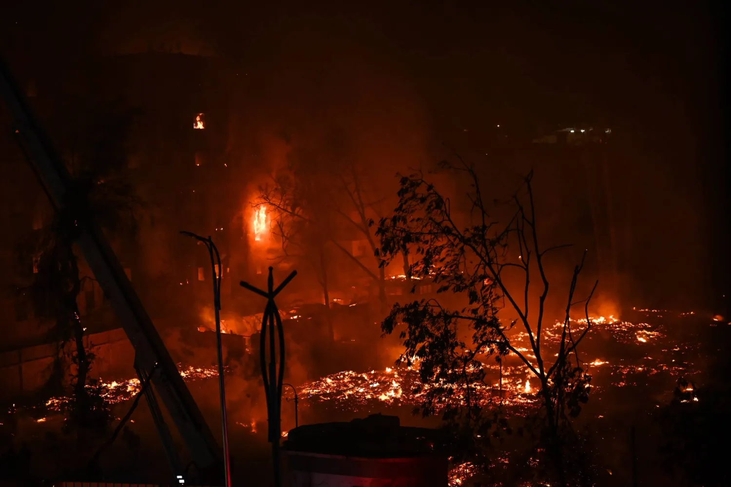 جانب من الحريق الذي طال استوديو الأهرام في محافظة الجيزة (وكالة أنباء العالم العربي)