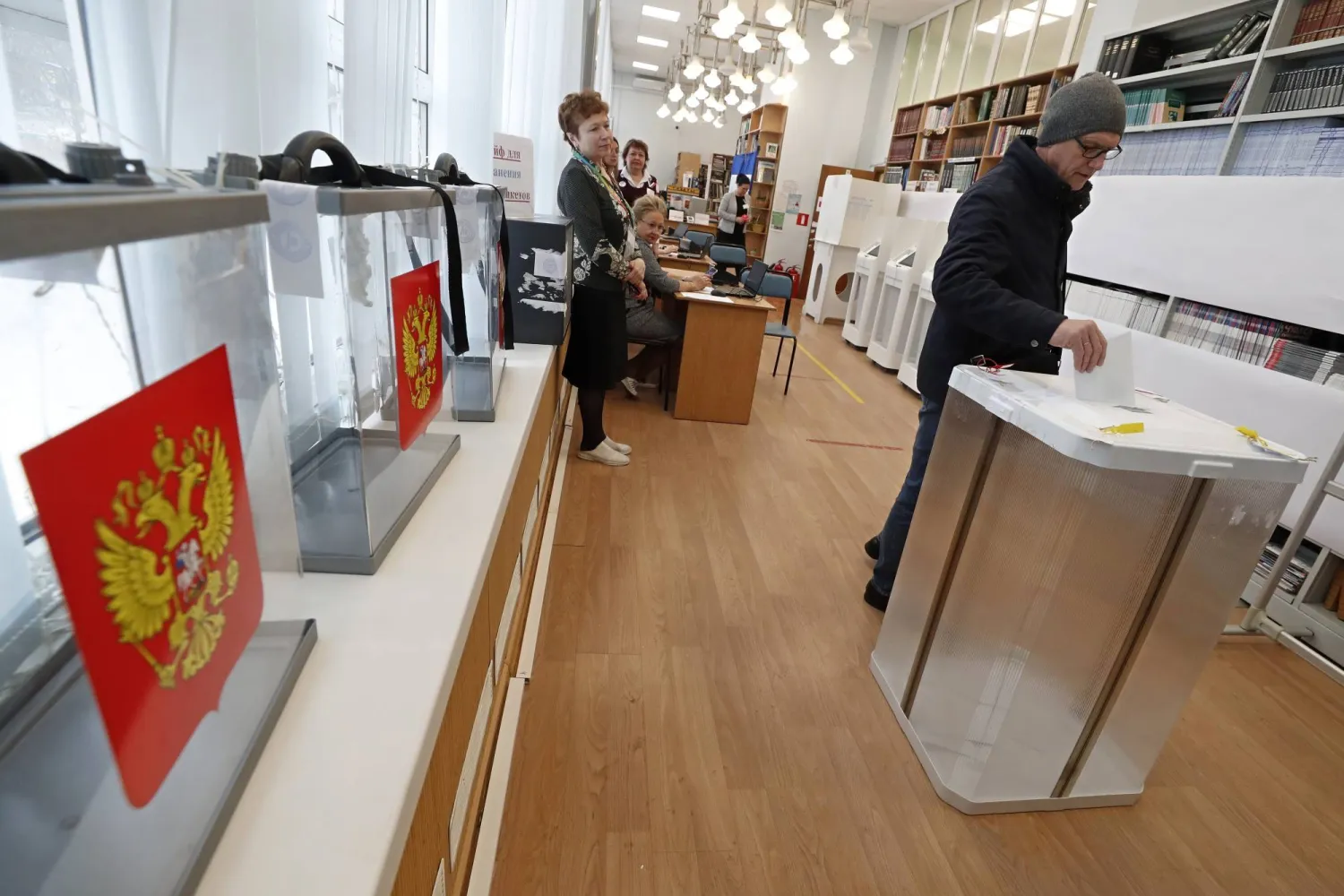 روسي يدلي بصوته في الانتخابات الرئاسية بمركز اقتراع في موسكو (إ.ب.أ)
