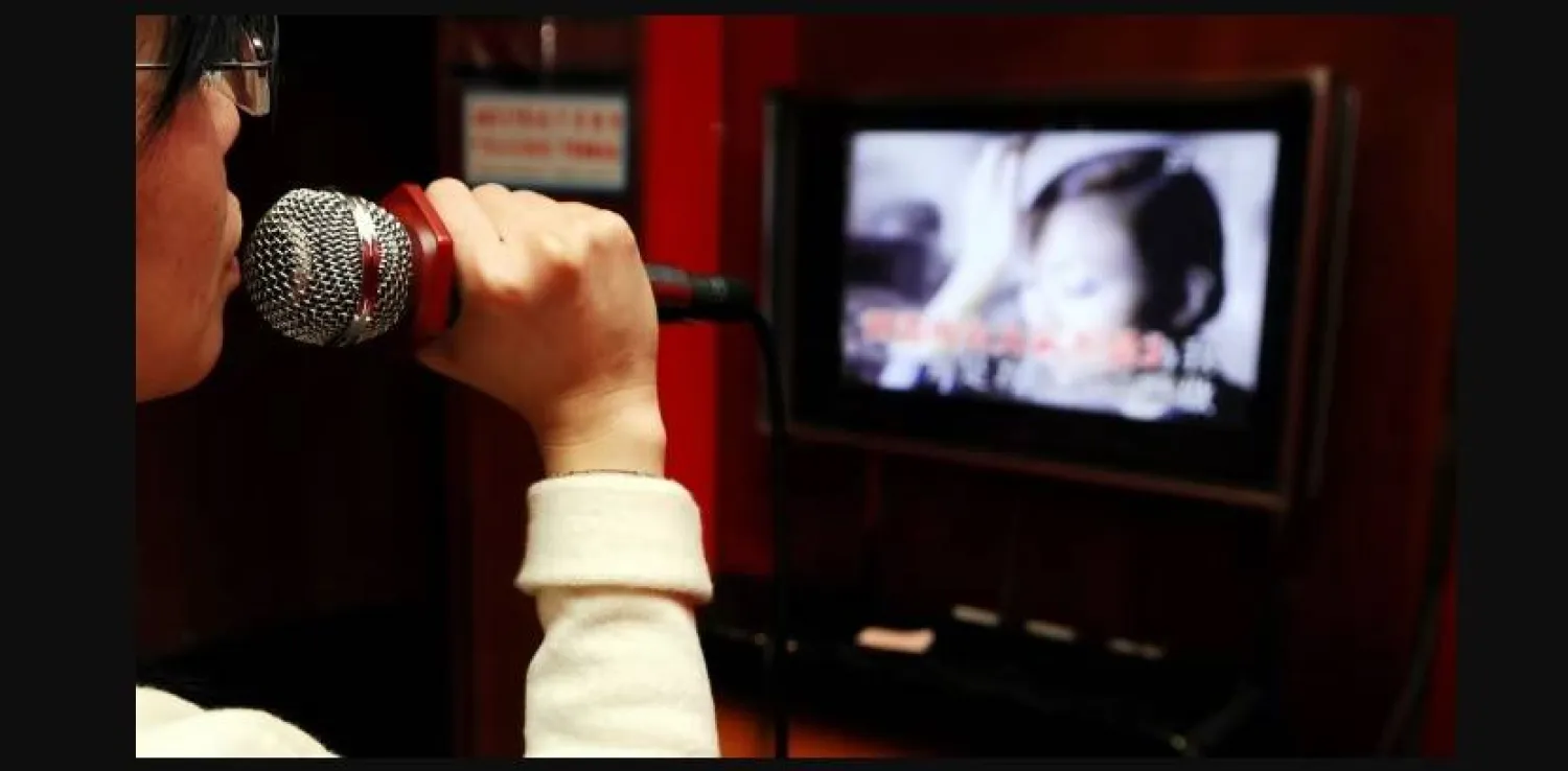 رجل يقوم بالغناء عبر آلة كاريوكي (رويترز)