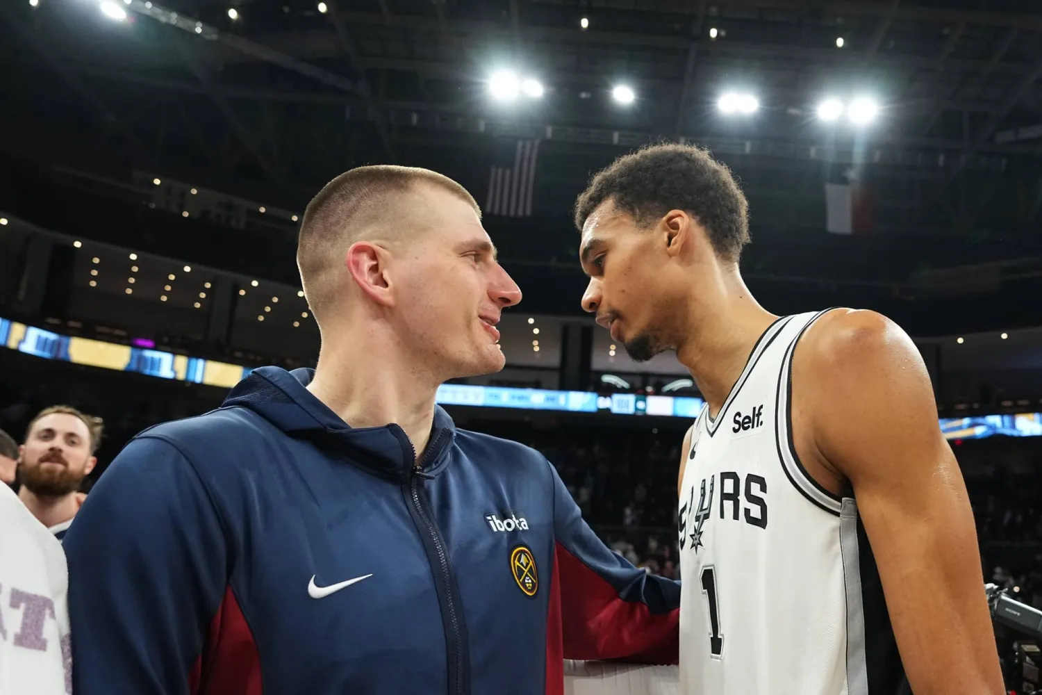 نيكولا يوكيتش يواسي فيكتور ويمبانياما بعد المواجهة بينهما (غيتي)