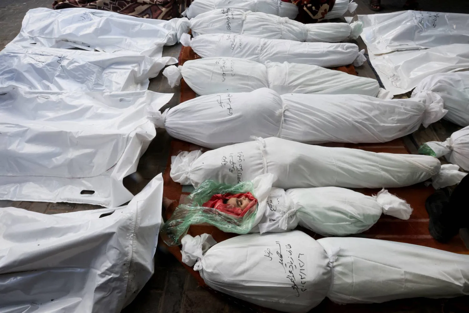 جثث ضحايا في غزة (رويترز)