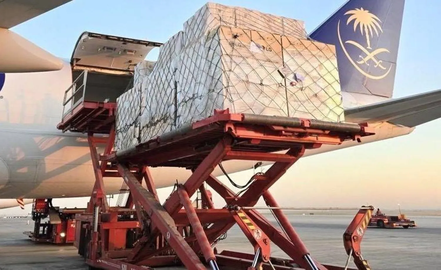 تشتمل الحمولة على مولدات وأجهزة كهربائية (واس)