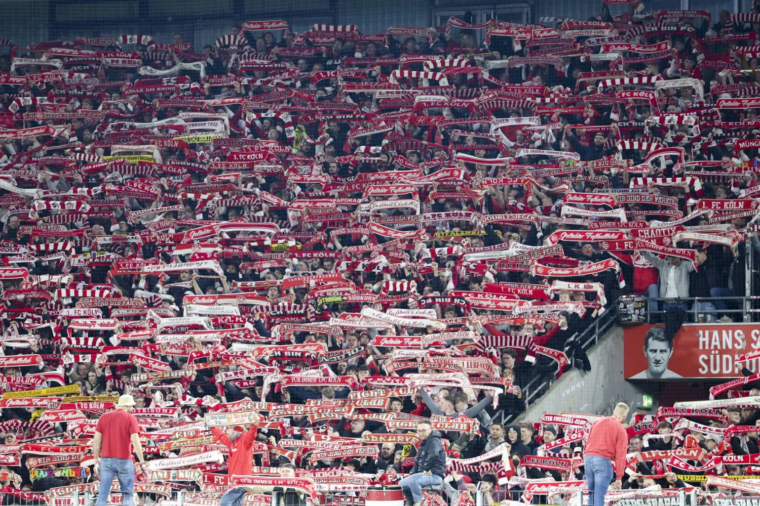 جماهير كولن رددت هتافات عنصرية خلال المباراة أمام لايبزيغ (إ.ب.أ)