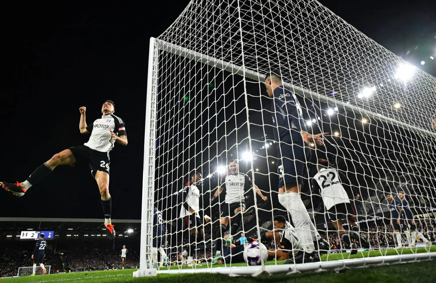 كرة رودريغو مونيز لاعب فولهام تعانق شباك توتنهام خلال المواجهة التي جمعت الفريقين اليوم السبت (رويترز)