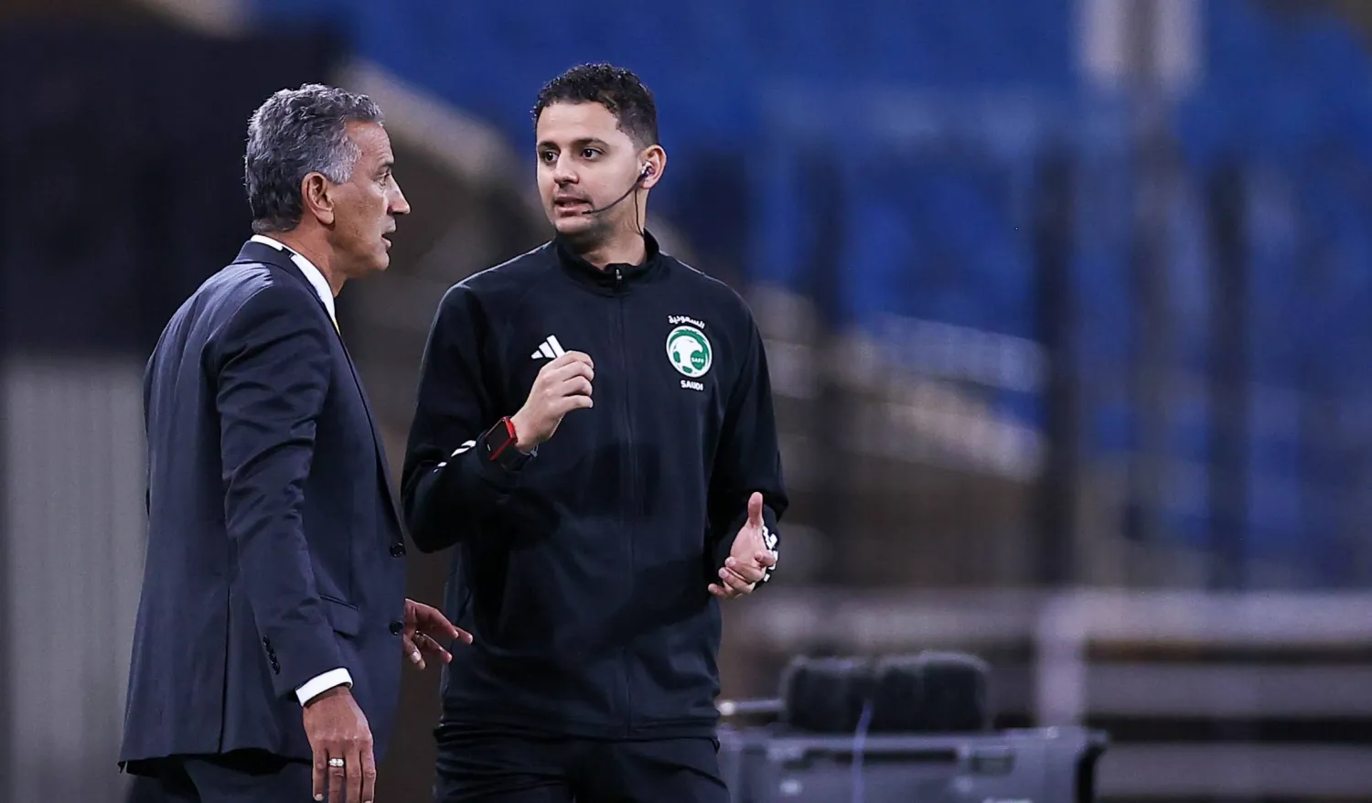 شاموسكا مدرب التعاون في نقاش مع الحكم الرابع (تصوير: سعد العنزي) 