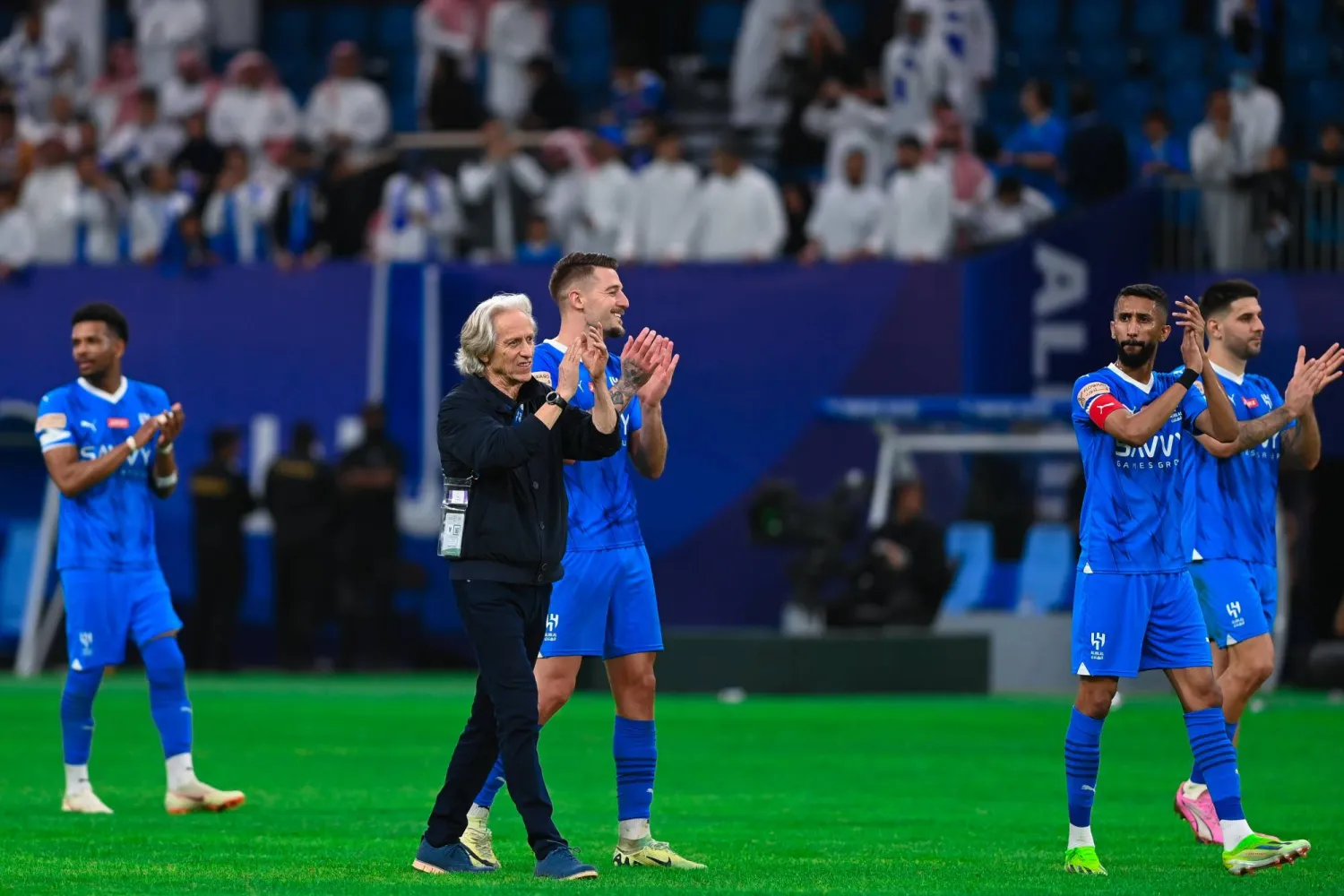 خيسوس مدرب الهلال وتحية لجماهير فريقه بعد الانتصار (تصوير: بشير صالح) 