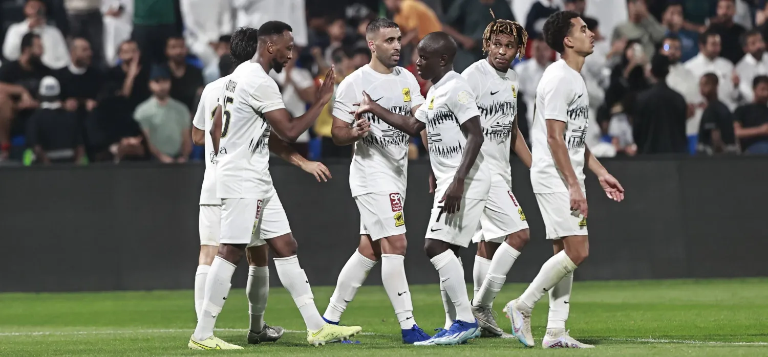 لاعبو الاتحاد يحتفلون مع زميلهم حمد الله بعد تسجيل الهدف الرابع (تصوير: عيسى الدبيسي)