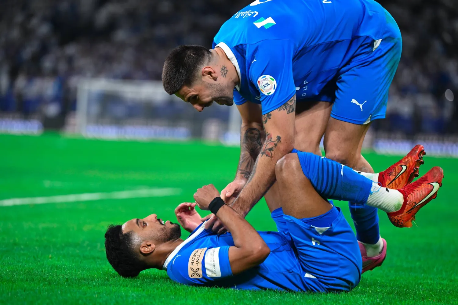 ميتروفيتش يحتفل مع زميله الدوسري عقب تسجيل الأخير الهدف الأول في شباك ضمك (تصوير: بشير صالح)