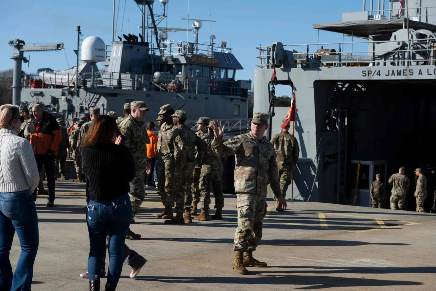 أفراد قوة أميركية يودعون ذويهم في قاعدة لانغلي - يوستيس المشتركة بفيرجينا قبل الإبحار إلى الشرق الأوسط (أ.ف.ب)