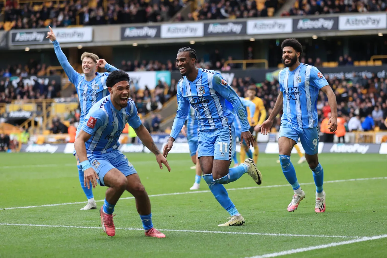 احتفال لاعبي كوفنتري سيتي بالفوز القاتل على وولفرهامبتون (غيتي)