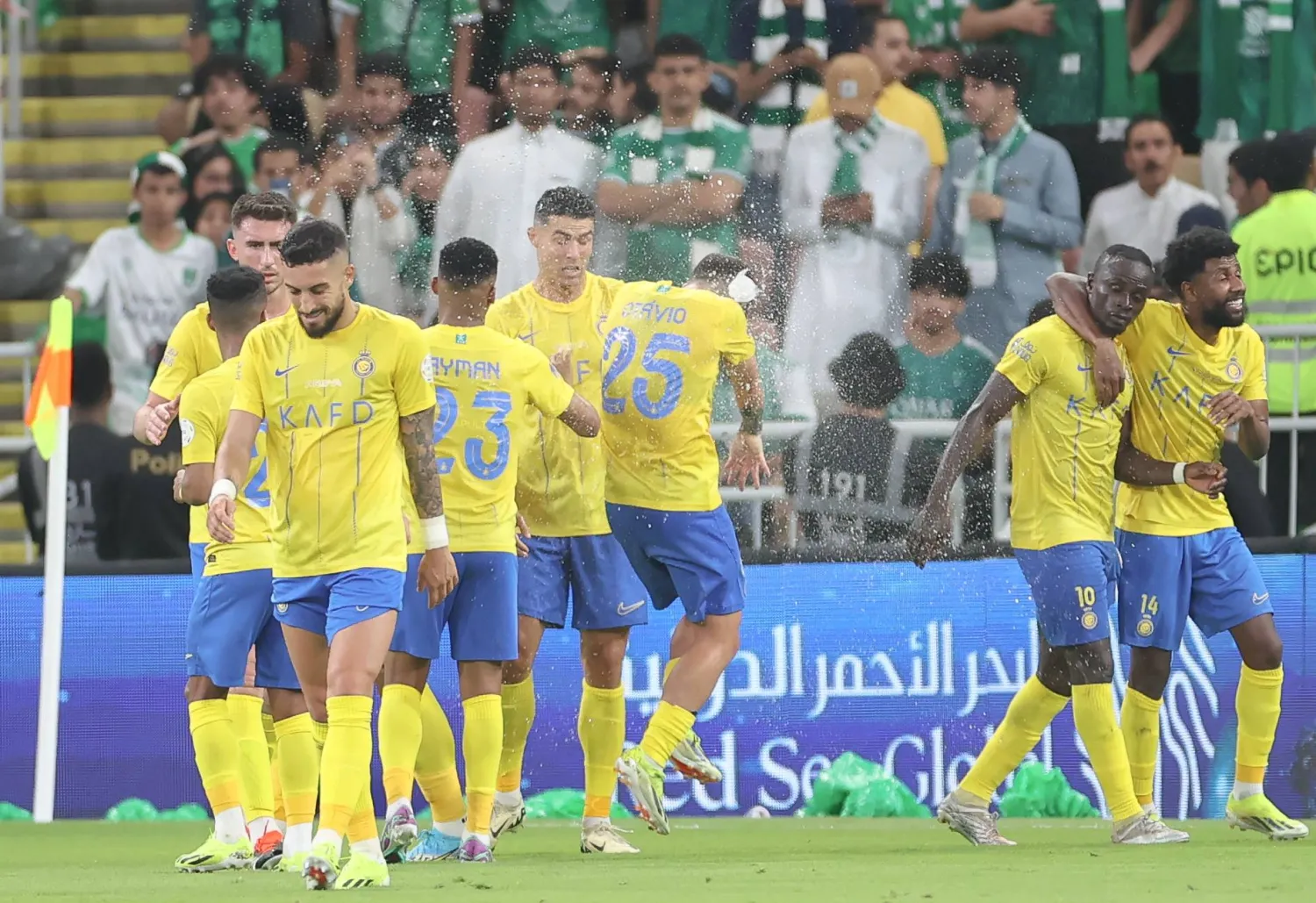 البرتغالي أوتافيو تضرر بشكل مباشر من المقذوفات البلاستيكية (تصوير: عدنان مهدلي)