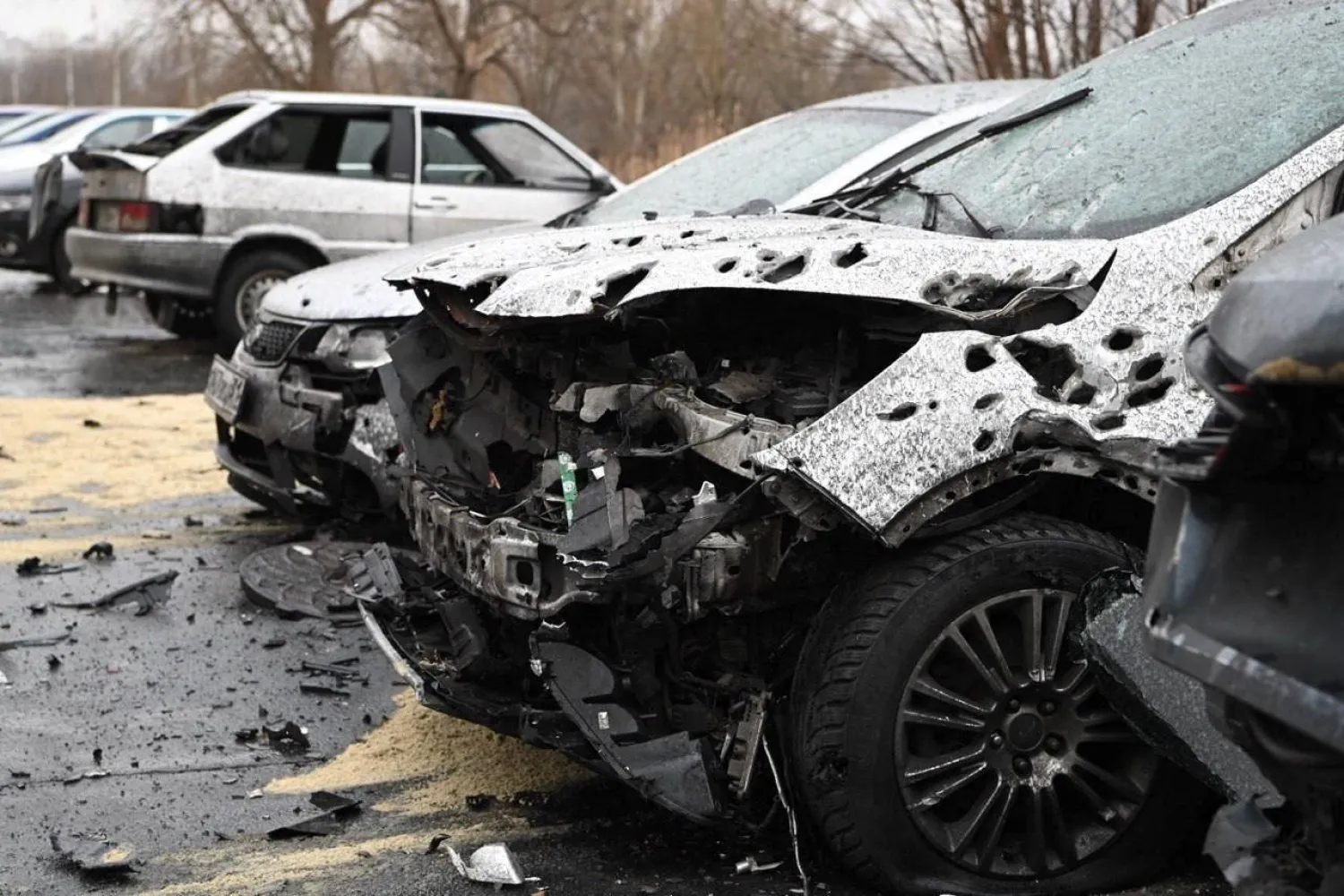 سيارات متضررة في أعقاب القصف الذي وصفته السلطات المحلية بأنه هجوم صاروخي أوكراني أثناء الصراع الروسي الأوكراني في بيلغورود بروسيا (رويترز)