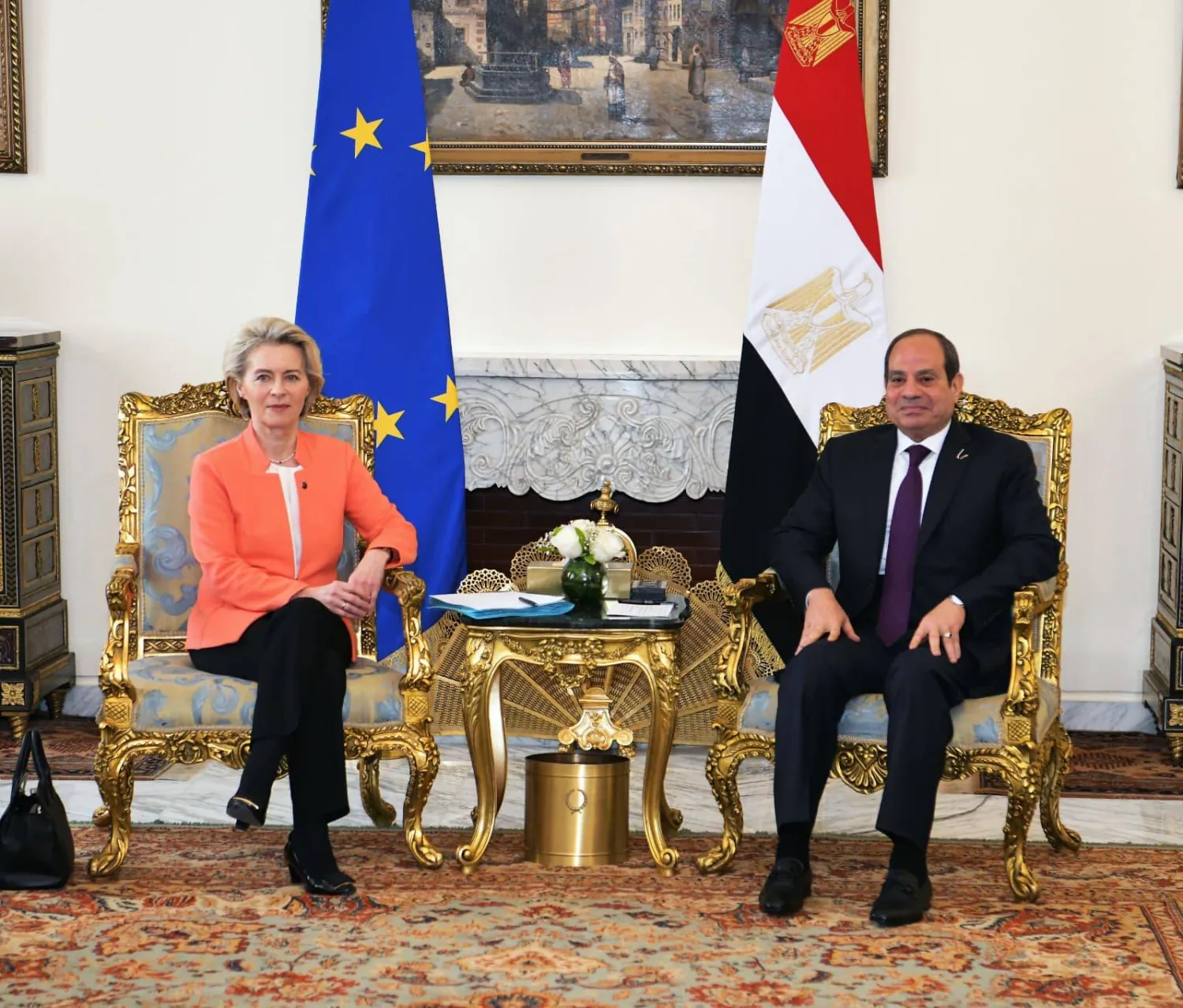 الرئيس المصري عبد الفتاح السيسي ورئيسة المفوضية الأوروبية أورسولا فون دير لاين خلال لقاء بالقاهرة في 17 مارس (آذار) 2024 (الرئاسة المصرية)