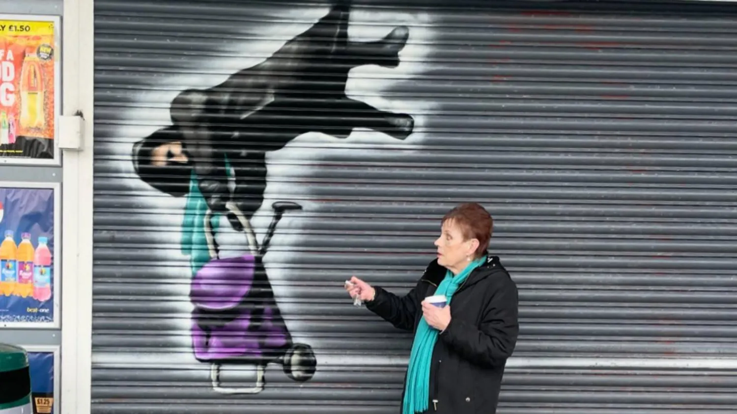 آن هيوز بجانب الجدارية (Tee2Sugars)